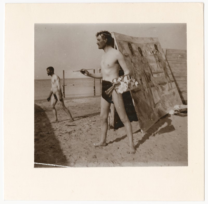Edvard Munch: Edvard Munch on the beach in Warnemunde, Germany, with brush and palette. Collodion, 1907. Photo © Munchmuseet