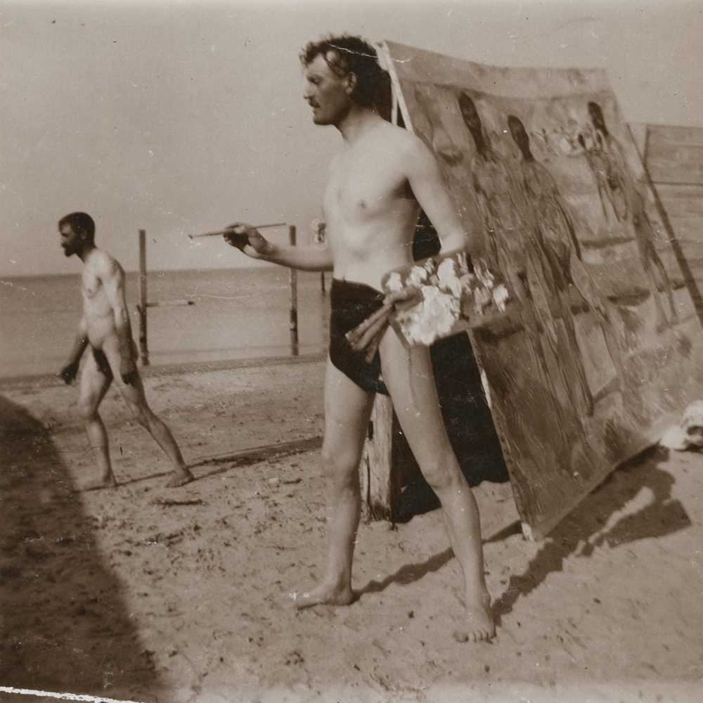 Edvard Munch: Edvard Munch på stranden med pensel og palett. Kollodion, 1907. Foto © Munchmuseet