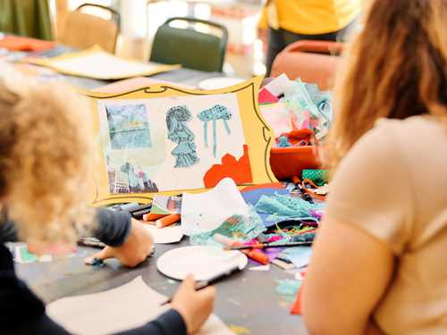 Foto av bord under et verksted.