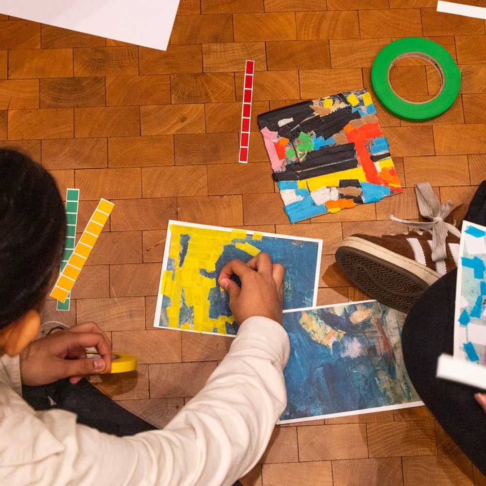 Barn som lager klipp og lim ark.