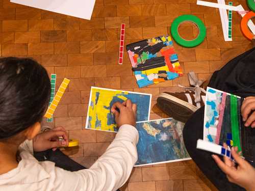 Barn som lager klipp og lim ark.