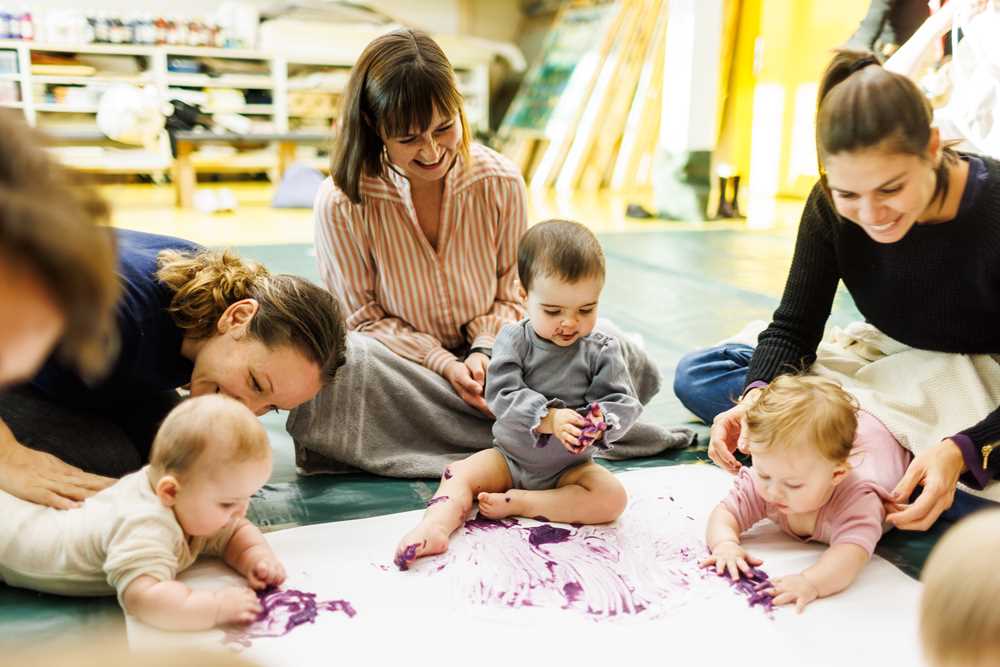 Små barn i lekesirkel.