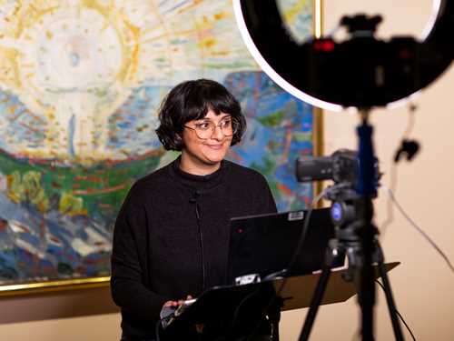 MUNCHs formidler Zeenat Amari gjør opptak til DSK-tilbudet vårt foran Solen