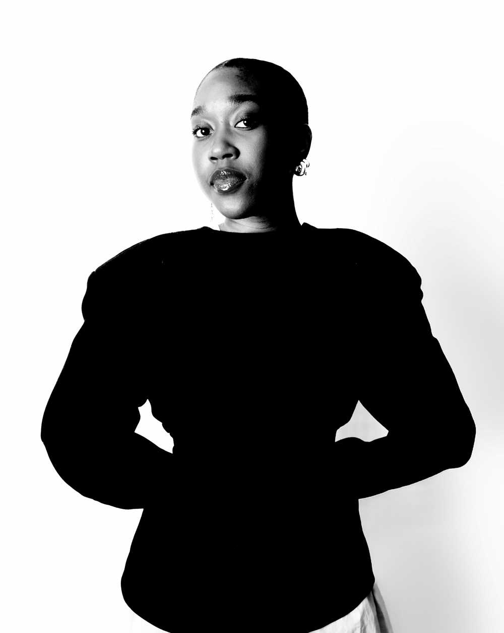 Sort hvitt fotoportrett av Lea Furaha.