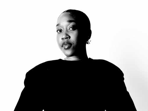 Sort hvitt fotoportrett av Lea Furaha.