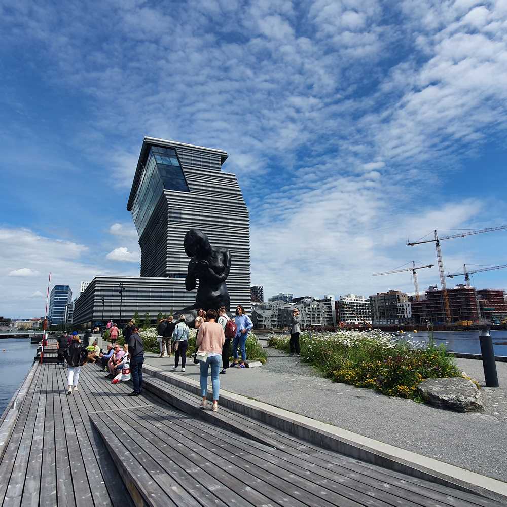 Totalbilde fra museumsutstikkeren, hvor vi ser mennesker foran statuen Moren og museet i bakgrunnen.