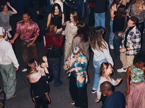 Et fullt dansegulv sett ovenfra. Fotografi