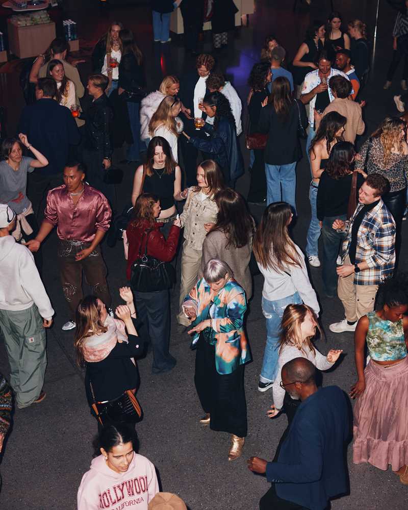 Et fullt dansegulv sett ovenfra. Fotografi