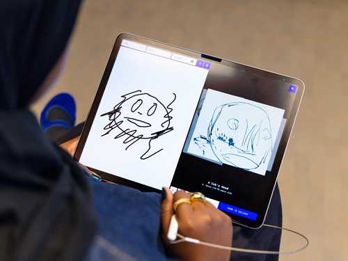 En kvinne tegner på et skjermbrett og får opp en lignende tegning laget av Edvard Munch. Fotografi