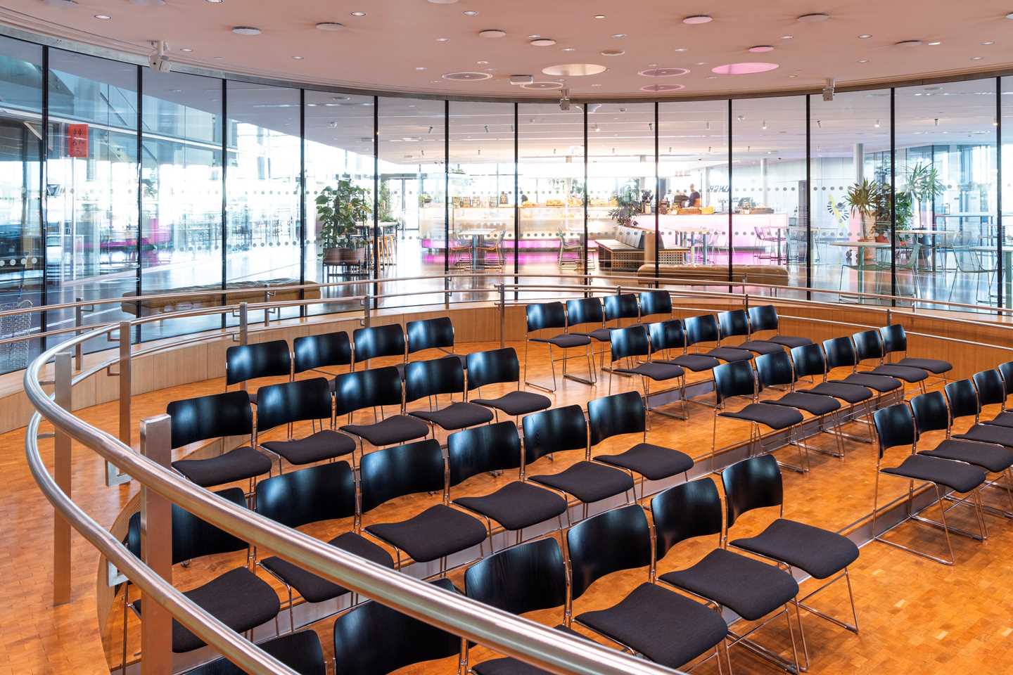 MUNCHs amfi sett fra innsiden. Rommet er rundt med vinduer rundt hele og i midten av rommet er det satt opp fire rader med stoler i et amfi. Fotografi