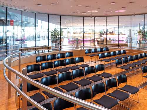 MUNCHs amfi sett fra innsiden. Rommet er rundt med vinduer rundt hele og i midten av rommet er det satt opp fire rader med stoler i et amfi. Fotografi