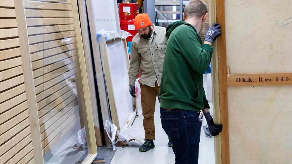 MUNCHS flytteteam i arbeid med pakking og flytting av samlingen