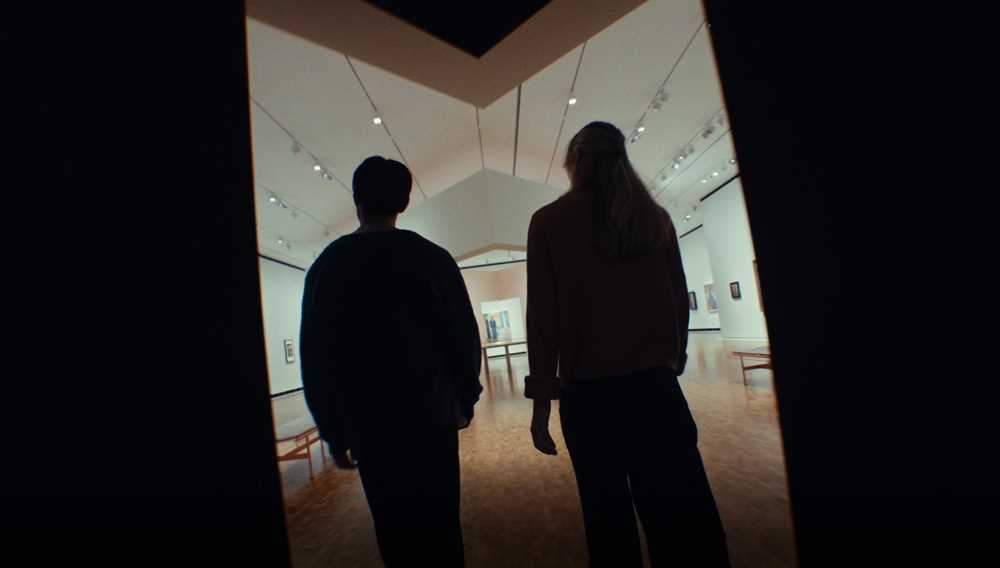 Foto av to personer som entrer Uendelig.