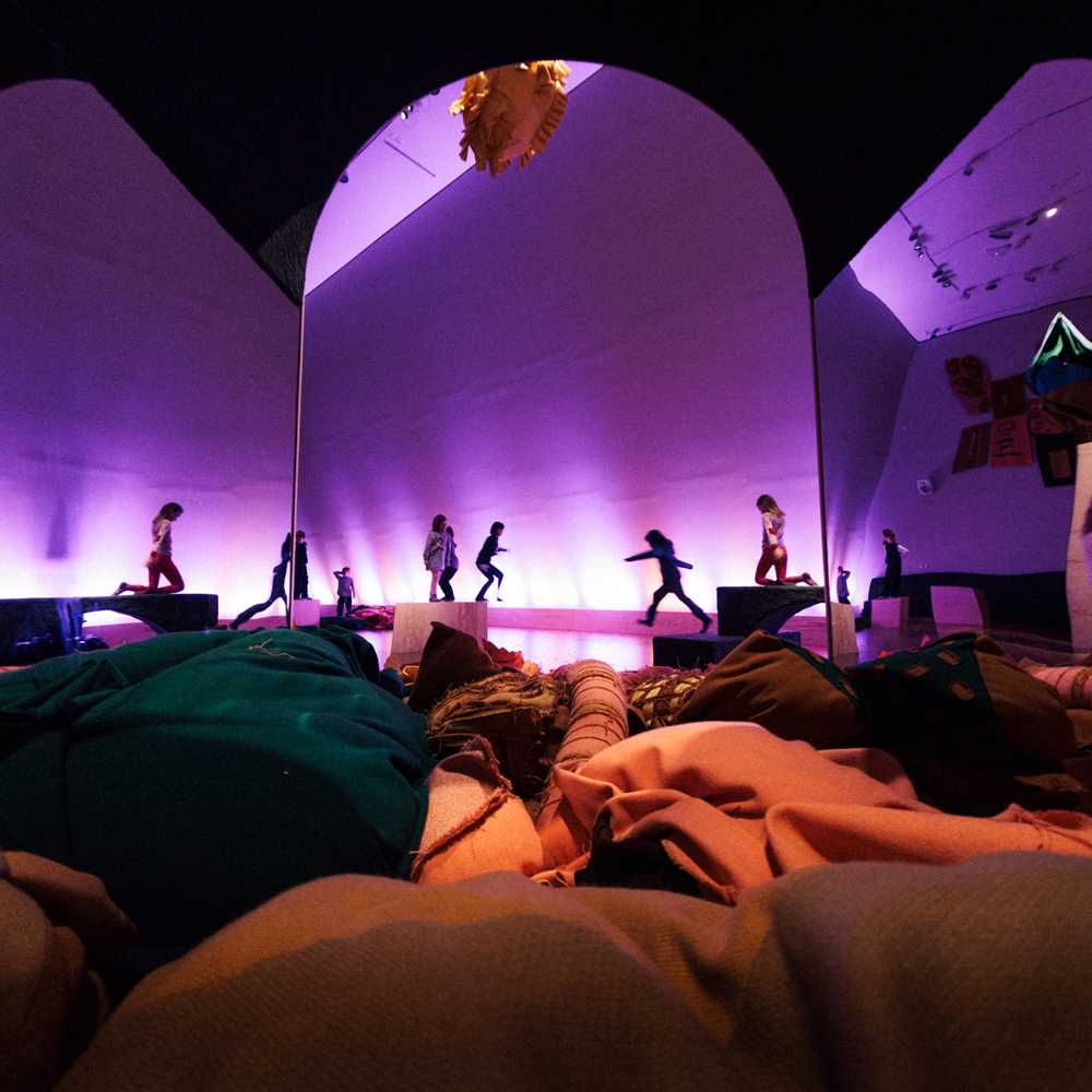 Barn leker i Kaoskammeret, de løper rundt i en fargerik verden med lilla lys, portaler og masse store puter og tekstilfigurer på bakken