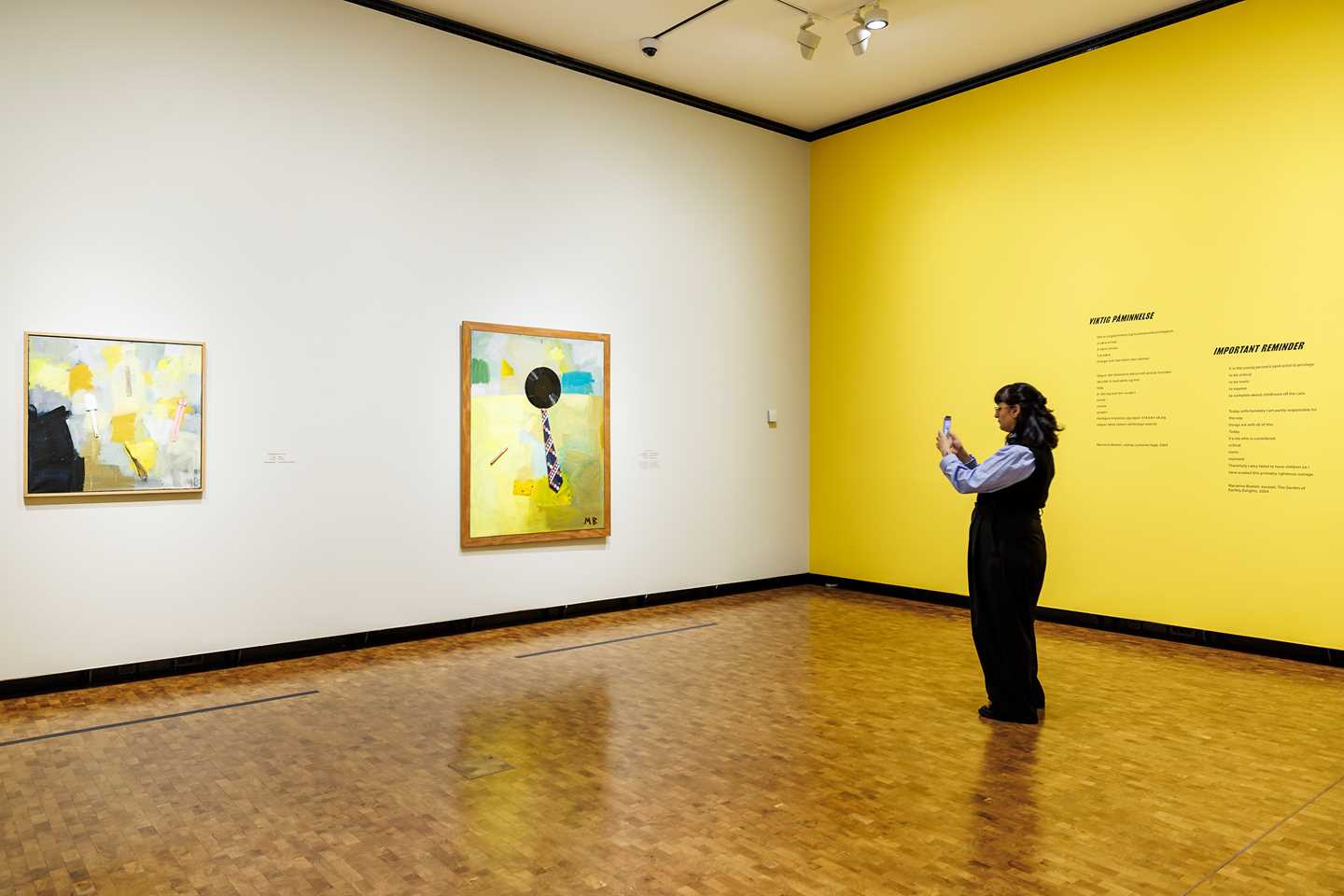 Installasjonsbilde fra utstillingen "Marianne Bratteli – Hjertebank". Foto: Kilian Munch © Munchmuseet