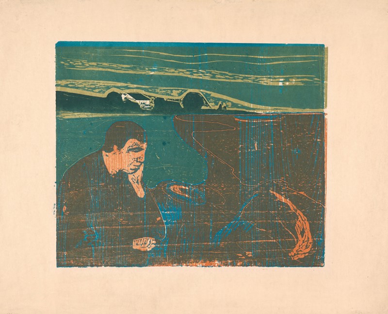 En mann sitter bøyd på steiner ved kysten, med hodet støttet i hånden. Bak ham sees sjø, fjell, steiner og et hvitt hus.