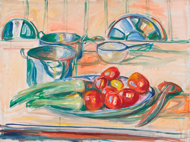 Et fat med tomater og purre på en kjøkkenbenk, omgitt av kasseroller, gryte og tresleiv. I bakgrunnen sees stripet tapet og to halvsirkelformede vinduer.