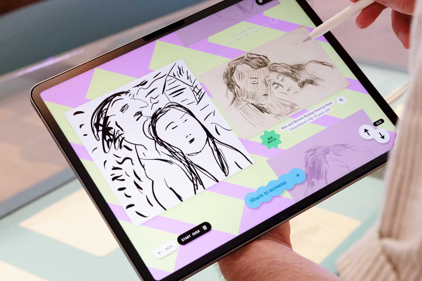 Nærbilde av en iPad der noen har tegnet en tegning av en kvinne og en mann og fått opp en match av Edvard Munch fra tegnearkivet til MUNCH. Fotografi