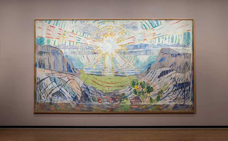 Solen, med sidepaneler på en blekrosa vegg. Fra utstillingen Edvard Munch Uendelig