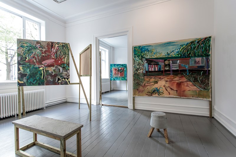 Apichaya Wanthiang, Drivved og spøkelsesjegere (2018). Installasjonsbilde fra Landsforeningen Norske Malere, Oslo. Foto: Niklas Lello. Gjengitt med tillatelse fra kunstneren og LNM.