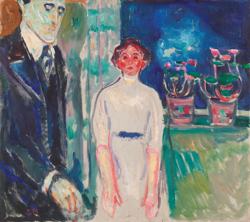 En mann i mørk dress stumper en røyk ved siden av en kvinne i hvit kjole med blått belte. Hun ser rett mot betrakteren. De står foran et vindu med nattehimmel og to potteplanter med rosa blomster.