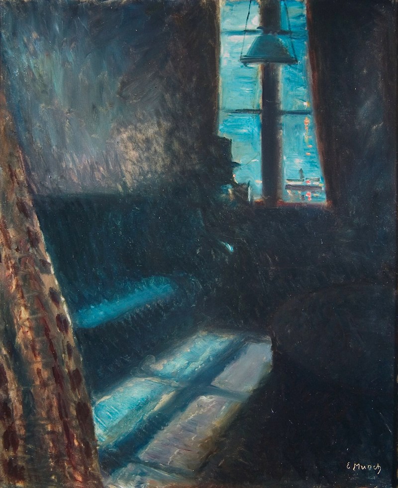 Mørklagt rom opplyst av måneskinn fra et vindu. En mann i silhuett sitter på en sofa og ser ut. En slukket lampe henger i vinduet, og et rundt bord skimtes til høyre.