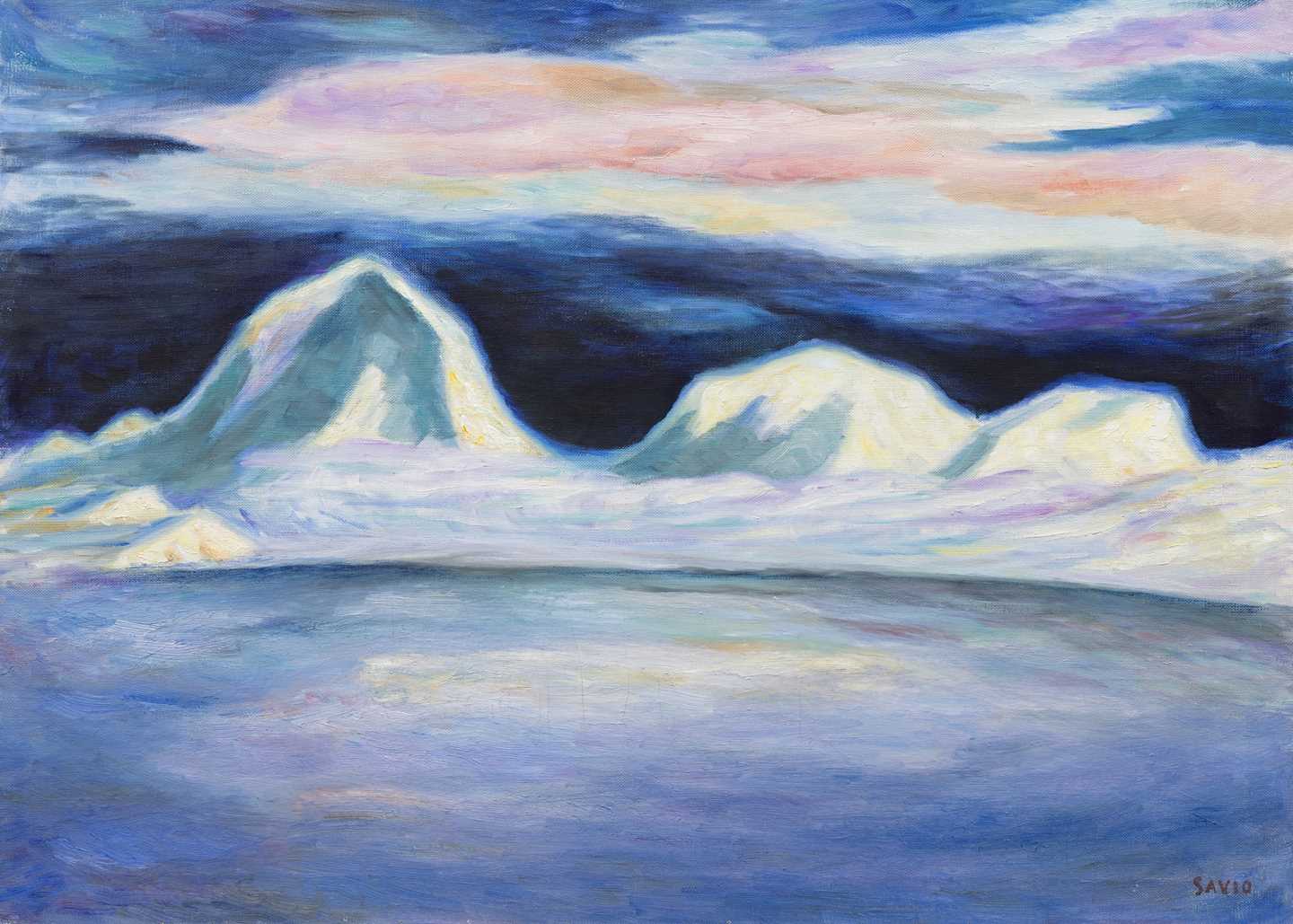 Et vinterlandskap med et islagt vann i forkant hvor fjelltopper stiger opp fra vannkanten i bakkant. Himmelen er fylt av perlemorskyer og et mørke ulmer i horisonten. Maleri