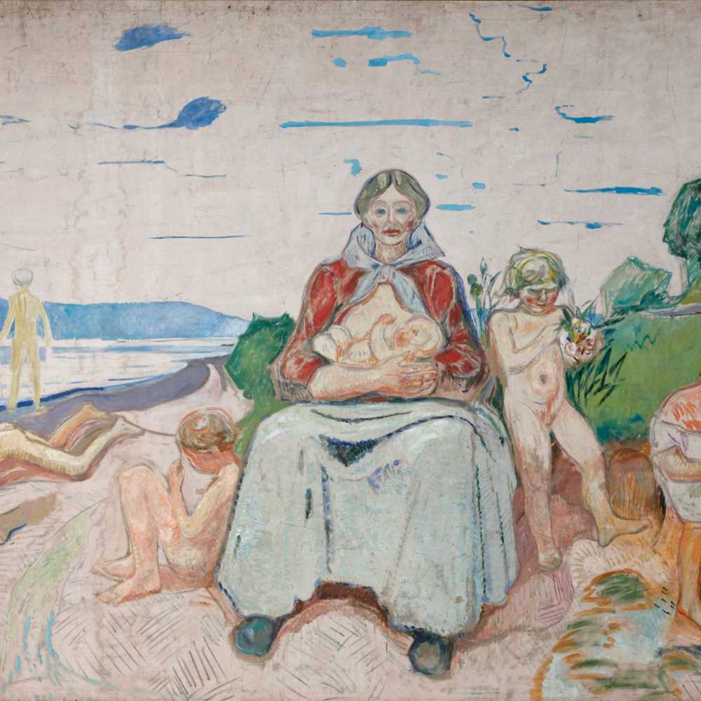 Et maleri i veldig bredt format. Et sommerlig strandlandskap med flere mennesker. Midt i bildet sitter en mor og ammer en baby. Rundt henne er barn som leker i sanden og utforsker naturen. Himmelen er overskyet.