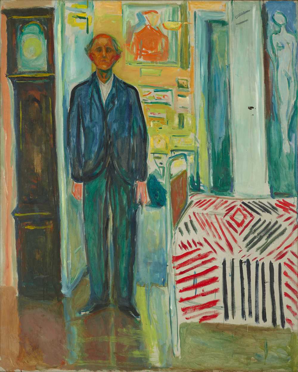 Edvard Munch: Selvportrett. Mellom klokken og sengen, 1940-43. En gammel mann står rett opp og ned med armene hengende ned langs kroppen. Til høyre for mannen ser vi en seng, til venstre for mannen ser vi en bestefarsklokke. Maleri