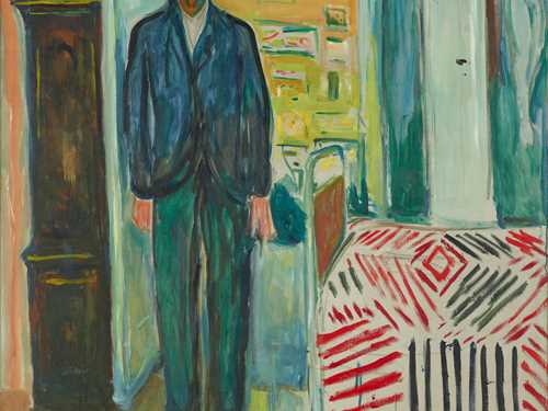 Edvard Munch: Selvportrett. Mellom klokken og sengen, 1940-43. En gammel mann står rett opp og ned med armene hengende ned langs kroppen. Til høyre for mannen ser vi en seng, til venstre for mannen ser vi en bestefarsklokke. Maleri