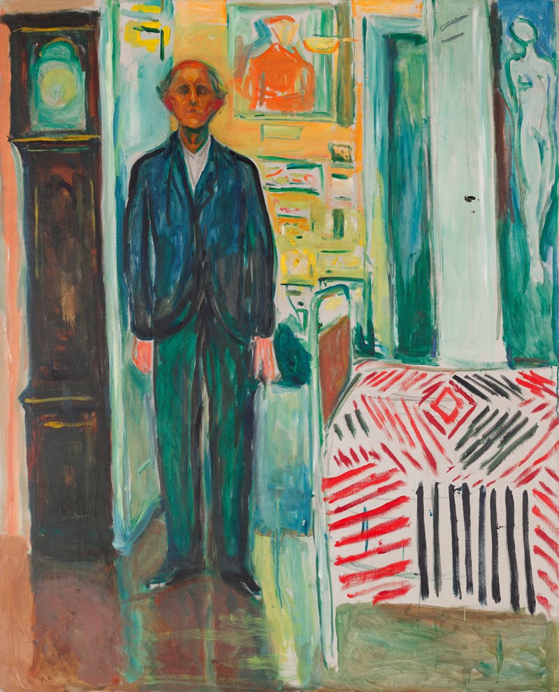Edvard Munch står mellom en bestefarsklokke til venstre i bildet og en seng med et mønstret sengeteppe til høyre i bildet. Han har på seg grønne bukser og en blå jakke over en hvit skjorte. Han er en aldrende mann og holdningen er preget av resignasjon. Maleri