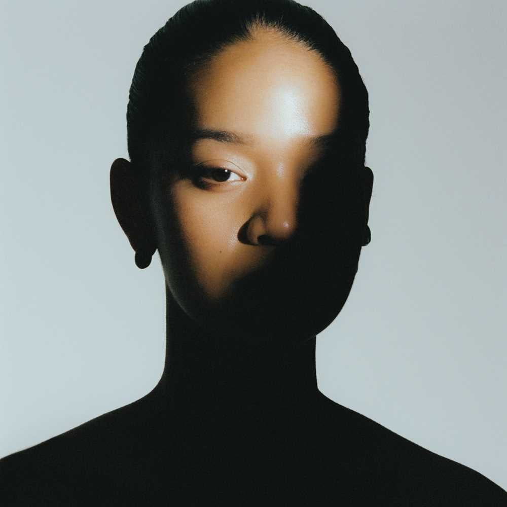 Portrett foto av HILLARI, med halve ansiktet skyggelagt