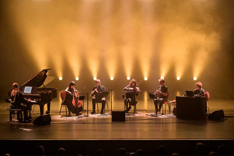 Foto av en sekstett med klassiske instrumenter på en scene