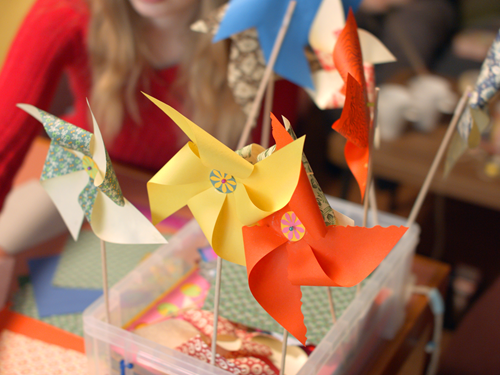 Foto av verkstedbord med fargerike vimpler.