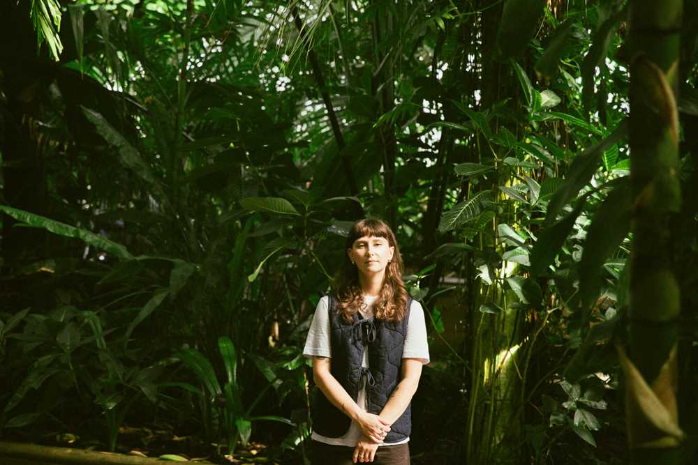 Portrettfoto av Jasmine Myra med skogbakgrunn.