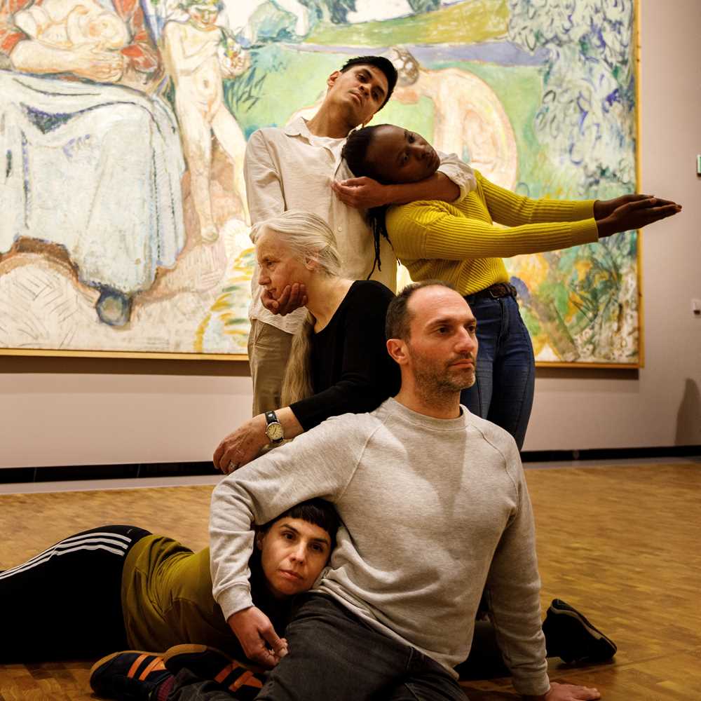 Fem dansere foran maleriet Alma Mater av Edvard Munch. De fremfører performancen Permanent Collection og står, sitter og ligger viklet inn i hverandre. Fotografi