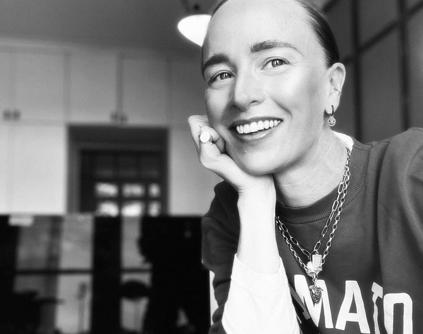 Sort hvitt portrett av ung kvinne