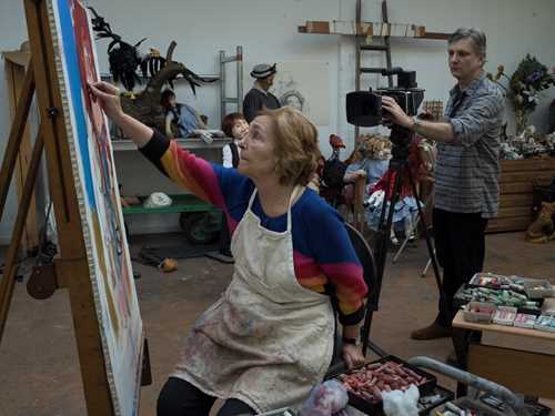 Foto av Paula Rego som maler i atelieret sitt.